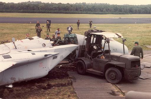 1981-09 crash F15 berging2.jpg